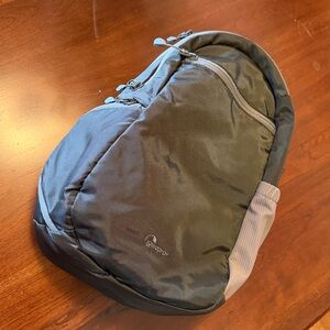 Lowepro StreamLine Sling Camera Bag - Grey. New without tags